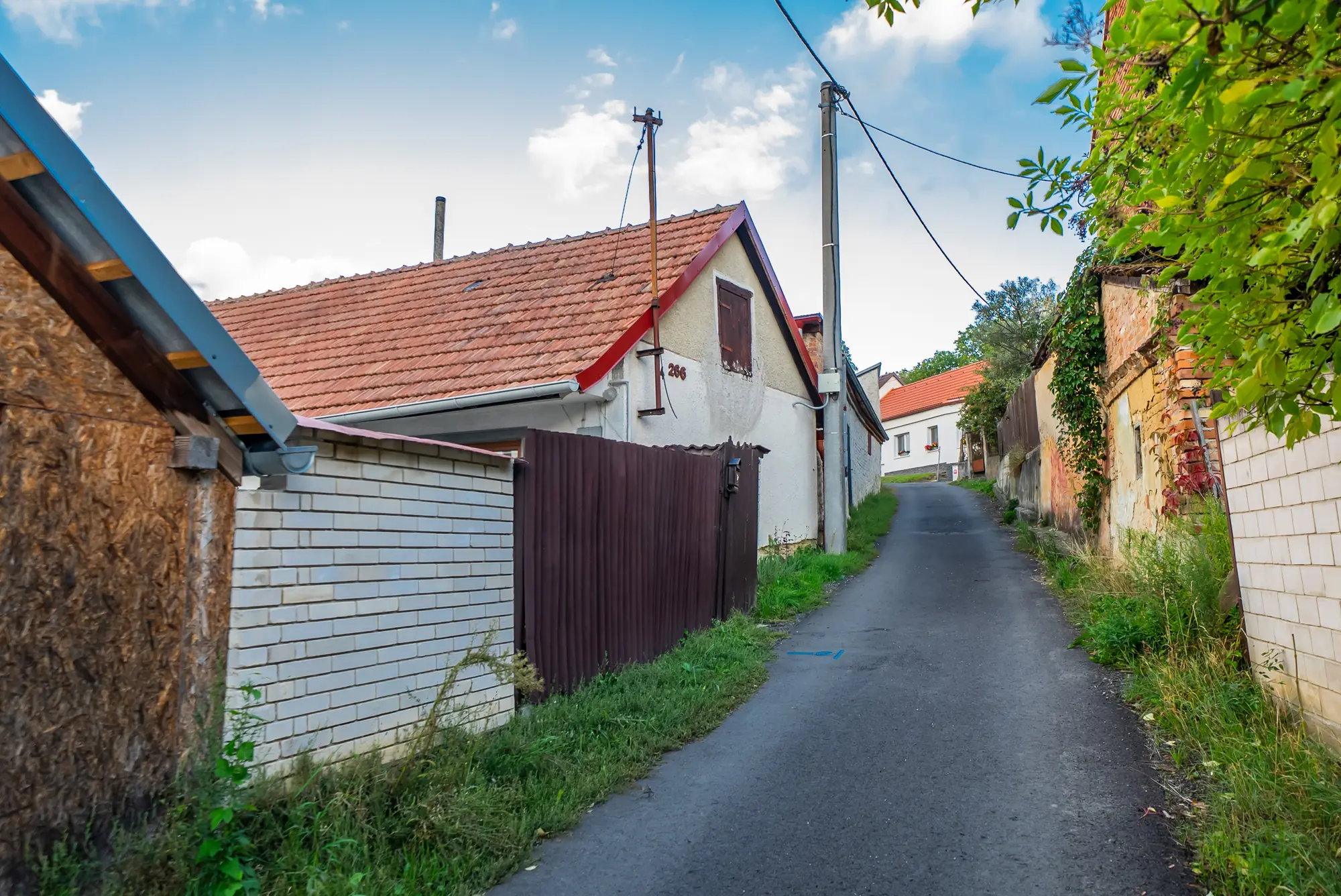 Úzká klidná ulice u chalupy