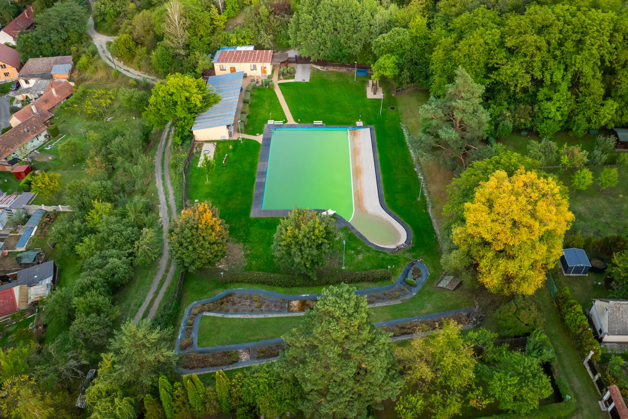 Okolí z dronu — zahrady a vodní plocha